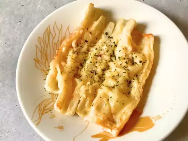 ちくわ4本にのせて焼くだけ！　材料3つの節約おかずに「シンプルなのに飽きない！」