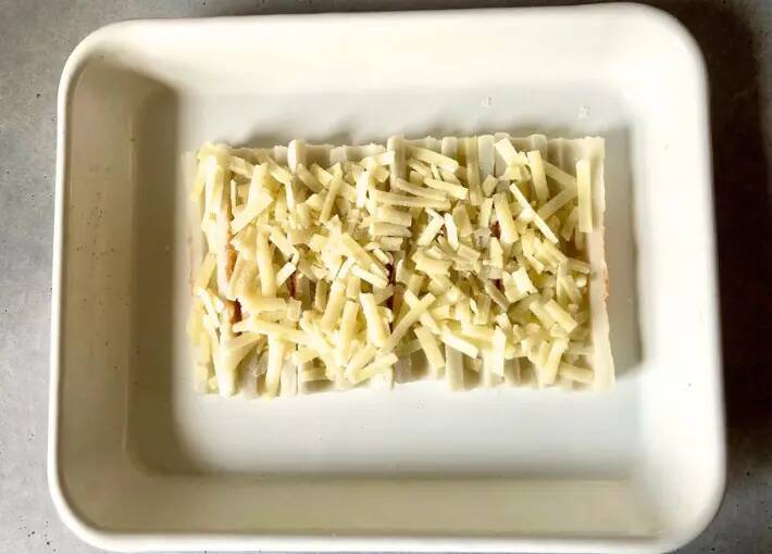 ちくわ4本にのせて焼くだけ！　材料3つの節約おかずに「シンプルなのに飽きない！」