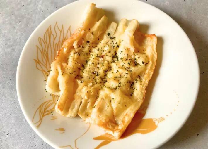 ちくわ4本にのせて焼くだけ！　材料3つの節約おかずに「シンプルなのに飽きない！」