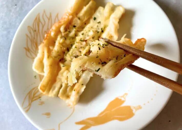 ちくわ4本にのせて焼くだけ！　材料3つの節約おかずに「シンプルなのに飽きない！」