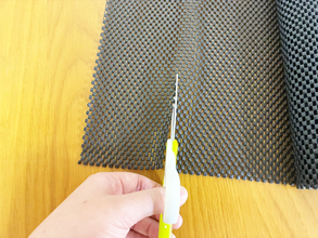 すべり止めシートってこんな使い方もできるんだ！　切って使うと家中の『不便』が解消【ダイソー】