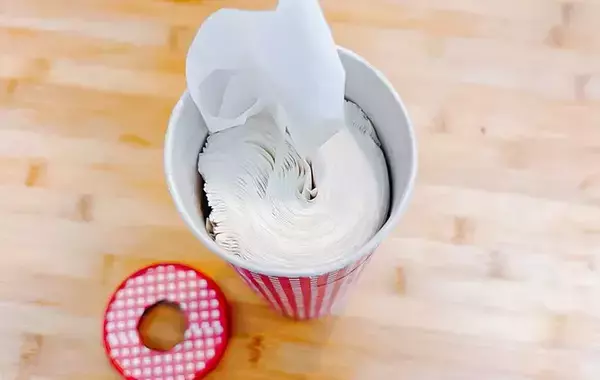 「食べ終わった『チップスター』の箱　穴を開けると「天才！」な使い方ができた」の画像