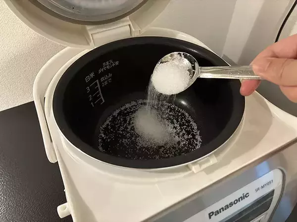 「炊飯器にクエン酸を入れると…　大さじ1杯使う簡単掃除方法が「便利！」」の画像