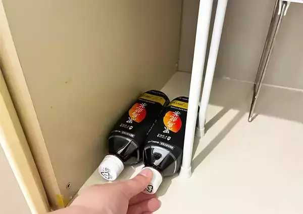 「シンク下の棚に『つっぱり棒』を設置したら「余裕が生まれた」　縦に設置する収納術とは」の画像