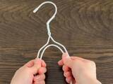 「家に余っている針金ハンガーが大活躍　「まさかの使い道」に驚きの声」の画像1