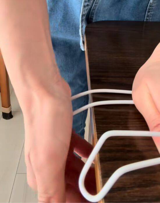 家に余っている針金ハンガーが大活躍　「まさかの使い道」に驚きの声