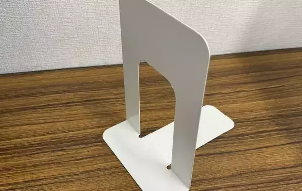 「ブックスタンドを2つ並べると？　収納アイディアに「賢い発想」「助かる【100均活用法4選】」の画像