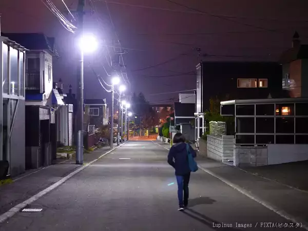 夜道が怖くなくなる2つの習慣　自分を守るための歩き方とは？