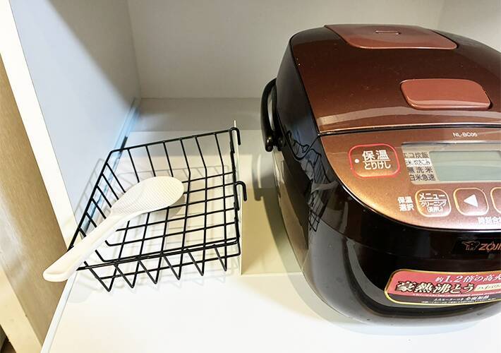 炊飯器にブックエンドを差し込むと…　便利な『収納アイディア』に「早く知りたかった」