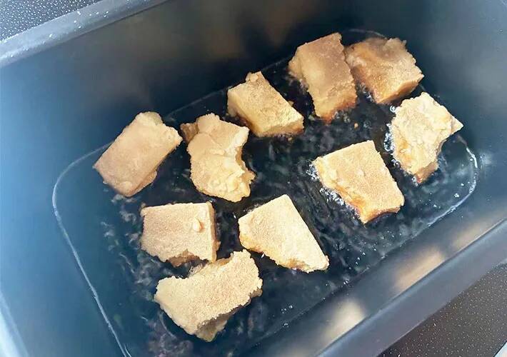 水でもどした高野豆腐に『大さじ1杯』いれて！　カリッと揚げれば「鶏肉みたい」