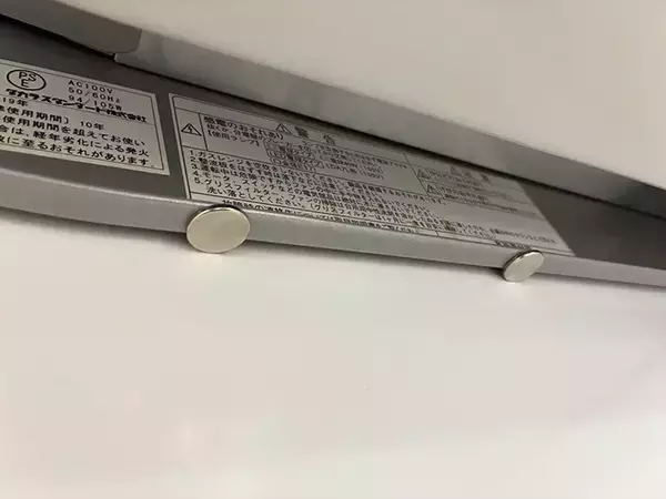 「100均マグネットを換気扇下に貼るだけ！　コンロ掃除がラクになる方法に「早く知りたかった！」」の画像