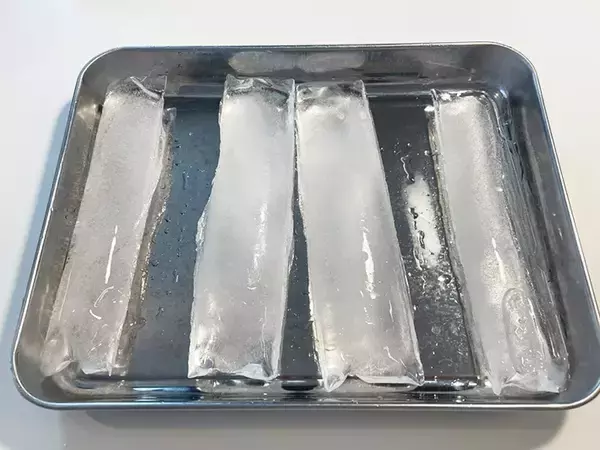 「ジッパー袋と割り箸で？　暑い日に助かる裏ワザに「思い立ったらすぐできる！」」の画像