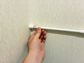 トイレの『手洗い器の上』につっぱり棒をセット　【5分】で作れる簡易棚が釘やネジ不要で簡単