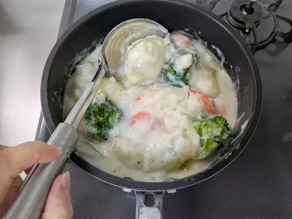 家で作ったシチューが水っぽい…　ハウス食品が教える『対処法』が意外と簡単そう！【料理の小ワザ】