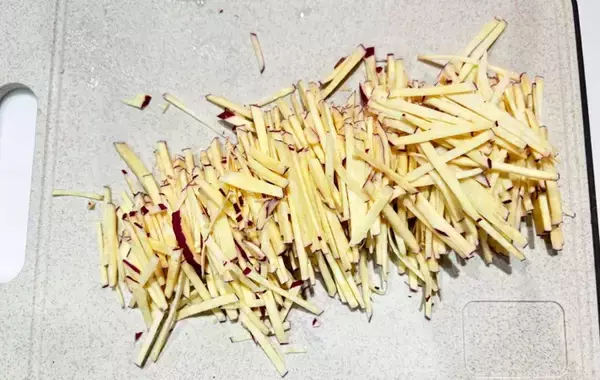 「食べた家族が「また作ってね！」　サツマイモを千切りにして…？【旬レシピ】」の画像