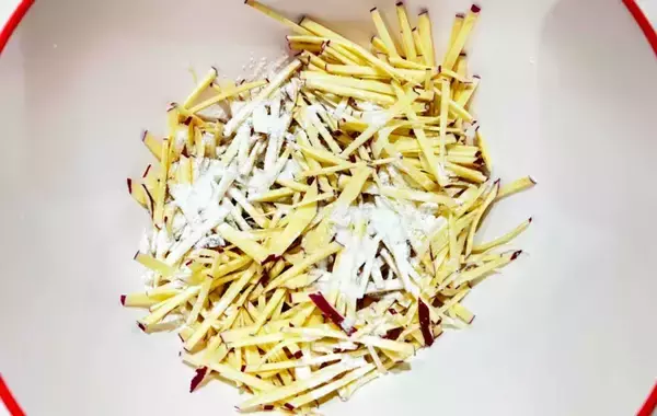 「食べた家族が「また作ってね！」　サツマイモを千切りにして…？【旬レシピ】」の画像