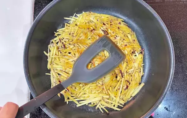 「食べた家族が「また作ってね！」　サツマイモを千切りにして…？【旬レシピ】」の画像