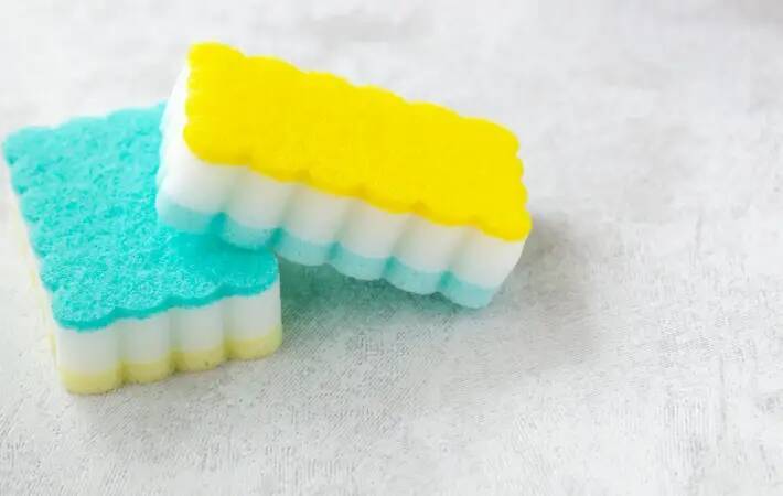 サッシの汚れがスッと消える？　スポンジの使い方に「天才」「もう戻れない」【掃除アイテム4選】