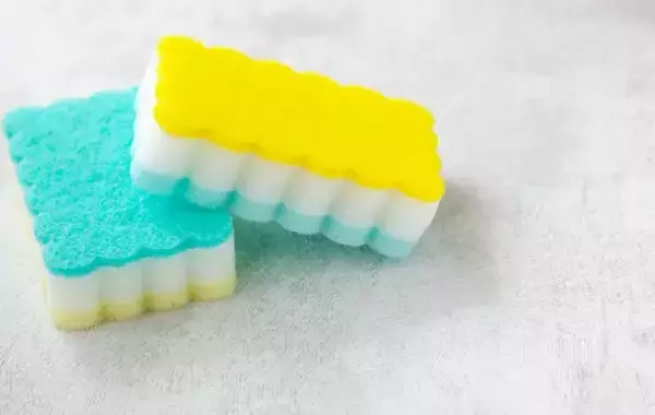 「サッシの汚れがスッと消える？　スポンジの使い方に「天才」「もう戻れない」【掃除アイテム4選】」の画像