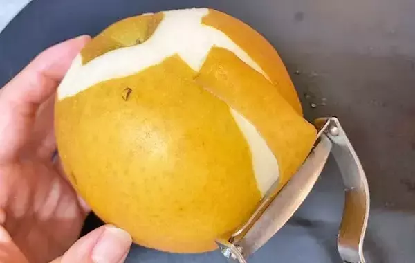 「梨の皮むき、まだ包丁でやってる？　簡単でよりおいしく食べられる方法に「目からウロコ」」の画像