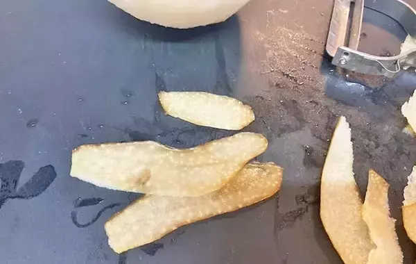 「梨の皮むき、まだ包丁でやってる？　簡単でよりおいしく食べられる方法に「目からウロコ」」の画像