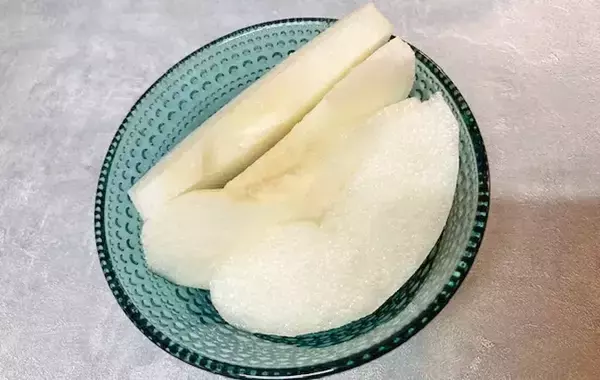 「梨の皮むき、まだ包丁でやってる？　簡単でよりおいしく食べられる方法に「目からウロコ」」の画像