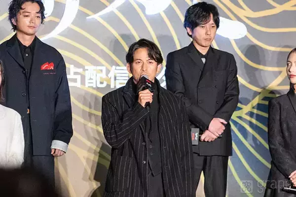 「【全文レポート】岡田准一、まぶた切れても撮影続行！　『イクサガミ』の舞台裏がすごすぎた…！」の画像