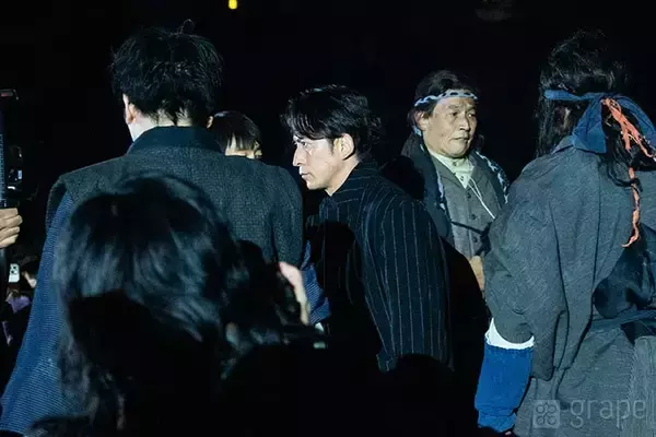 「【全文レポート】岡田准一、まぶた切れても撮影続行！　『イクサガミ』の舞台裏がすごすぎた…！」の画像