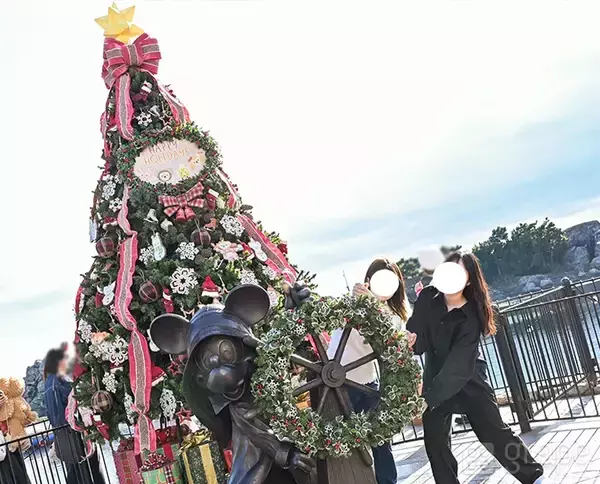 「【ディズニー】クリスマスの写真スポット！　カメラマン直伝の撮り方とは？」の画像