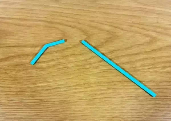 「ストローにネックレスを通すと…　絡まらない収納ワザに「その手があったか」「大活躍してる」」の画像