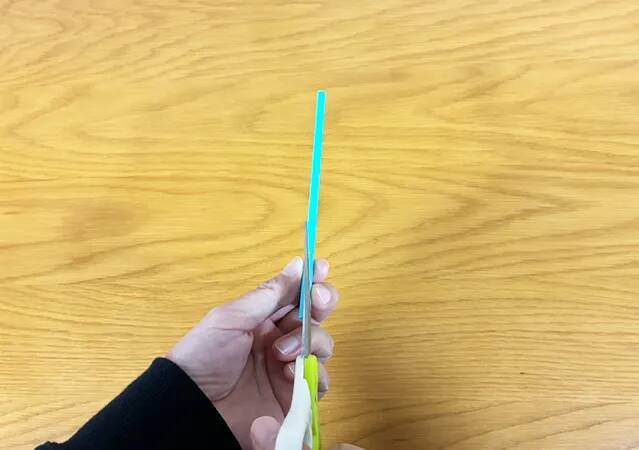 ストローにネックレスを通すと…　絡まらない収納ワザに「その手があったか」「大活躍してる」