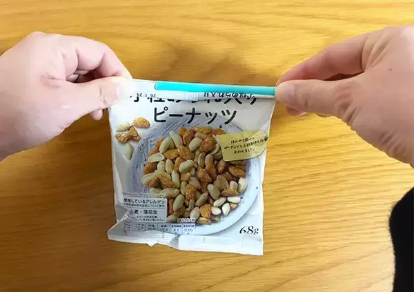 「ストローにネックレスを通すと…　絡まらない収納ワザに「その手があったか」「大活躍してる」」の画像