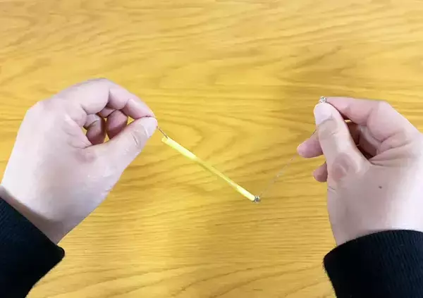 「ストローにネックレスを通すと…　絡まらない収納ワザに「その手があったか」「大活躍してる」」の画像