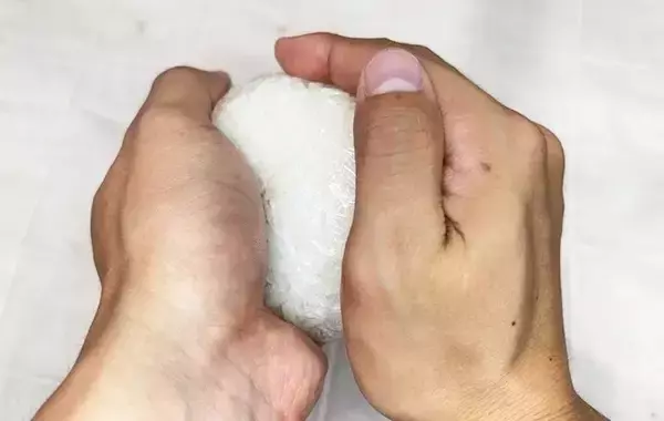 「まさに『悪魔的』なレシピ…　明太子×クリームチーズの背徳おにぎりが？「カルボナーラみたい」」の画像