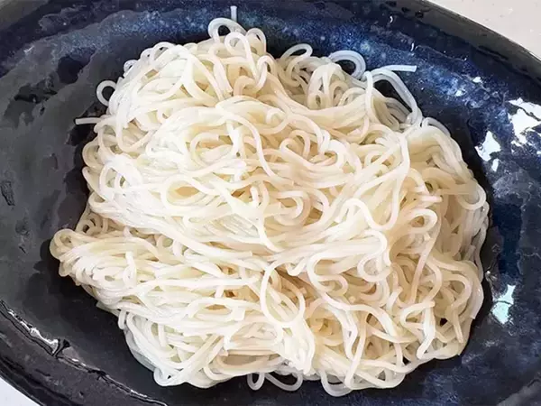 まだめんつゆで食べてる？　そうめんの思わぬ食べ方に「こっちのが好き」「早くやればよかった」【10分レシピ】