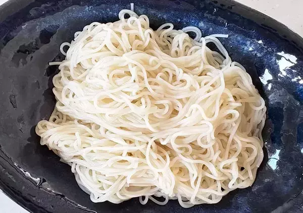 「まだめんつゆで食べてる？　そうめんの思わぬ食べ方に「こっちのが好き」「早くやればよかった」【10分レシピ】」の画像