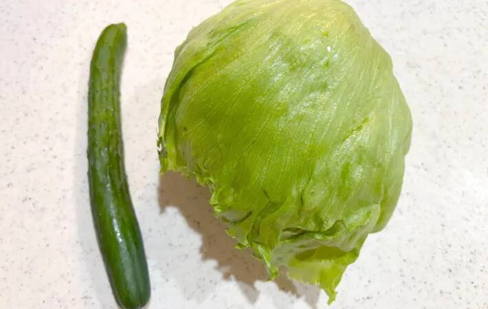 レタスとキュウリのサラダ　ドレッシング代わりに『1袋』かけると？「いつものよりおいしい」
