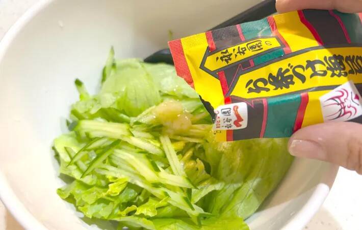レタスとキュウリのサラダ　ドレッシング代わりに『1袋』かけると？「いつものよりおいしい」