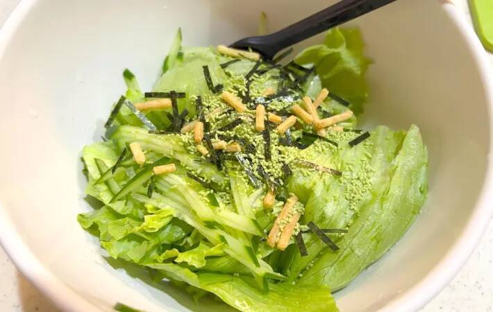レタスとキュウリのサラダ　ドレッシング代わりに『1袋』かけると？「いつものよりおいしい」