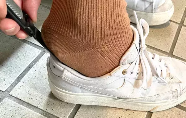 「キャンドゥのホコリ取り　柄の部分に別の機能があって…？」の画像