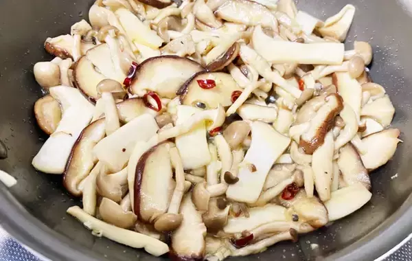 「キノコが余ったらやってみて！　めちゃくちゃ使いやすいアレンジレシピ」の画像