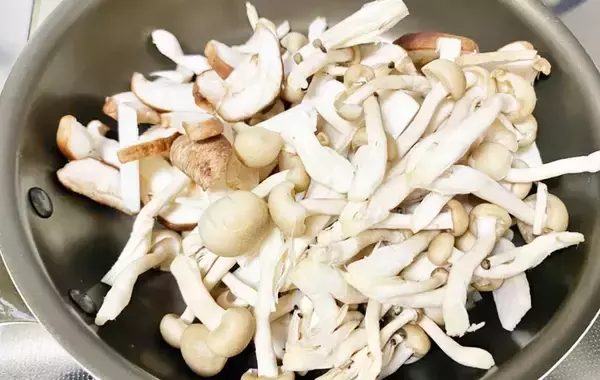 「キノコが余ったらやってみて！　めちゃくちゃ使いやすいアレンジレシピ」の画像