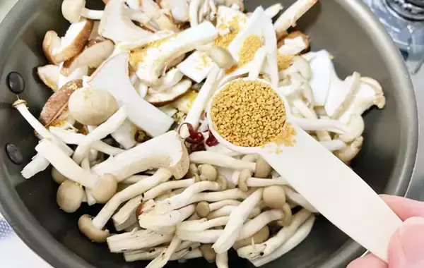 「キノコが余ったらやってみて！　めちゃくちゃ使いやすいアレンジレシピ」の画像