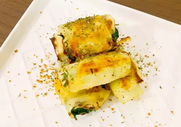 「【簡単レシピ】スライスしたさつまいもをまな板に置いて？　完成した一品にたまらん…！」の画像