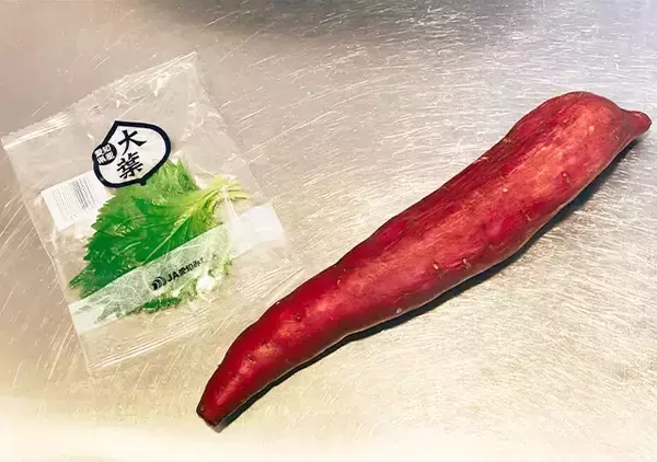 「【簡単レシピ】スライスしたさつまいもをまな板に置いて？　完成した一品にたまらん…！」の画像