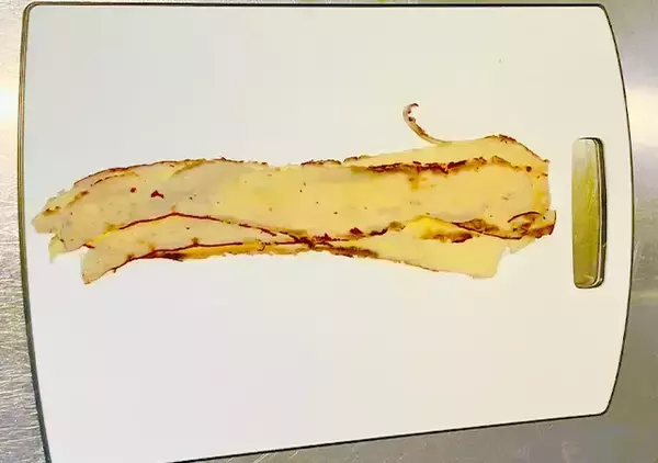 「【簡単レシピ】スライスしたさつまいもをまな板に置いて？　完成した一品にたまらん…！」の画像