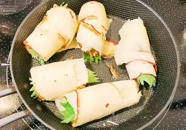 「【簡単レシピ】スライスしたさつまいもをまな板に置いて？　完成した一品にたまらん…！」の画像