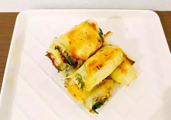 「【簡単レシピ】スライスしたさつまいもをまな板に置いて？　完成した一品にたまらん…！」の画像