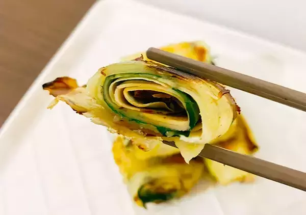 「【簡単レシピ】スライスしたさつまいもをまな板に置いて？　完成した一品にたまらん…！」の画像