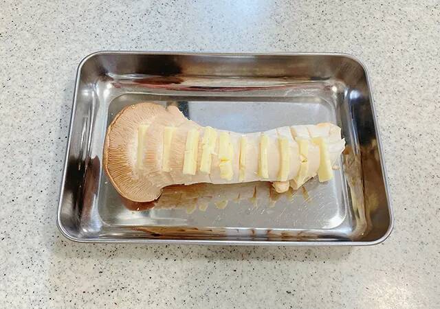 【簡単レシピ】エリンギに10箇所の切り込みを入れて？　できた一品がたまらん…！